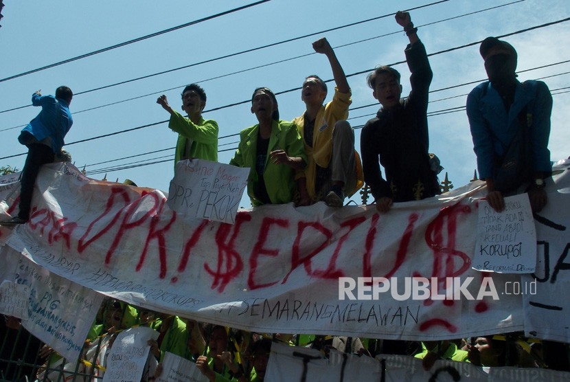 Mahasiswa meneriakkan tuntutannya dari atas gerbang Gedung DPRD Jateng saat berunjuk rasa menolak UU KPK hasil revisi dan RUU KUHP di Semarang, Jawa Tengah, Selasa (24/9/2019). 