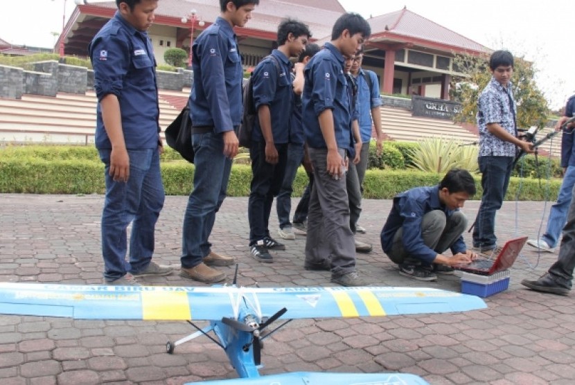 Mahasiswa mengembangkan teknologi pesawat tanpa awak.