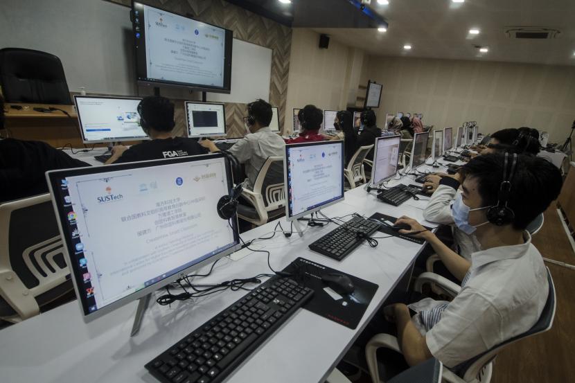 Mahasiswa menggunakan komputer saat perkuliahan.  Kesiapan Indonesia saat ini masih sangat jauh dalam memasuki bonus demografi, terutama dilihat dari segi pendidikan tinggi masyarakatnya.