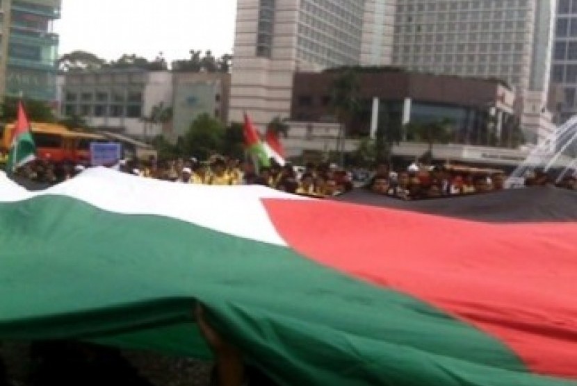 Mahasiswa mengusung bendera Palestina berukuran besar dalam demo mengutuk serangan Israel, Selasa (1/6) di Bundaran HI, Jakarta