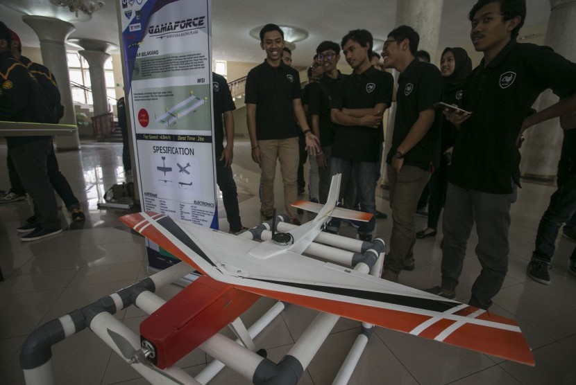 Mahasiswa menunjukkan robot terbang karya tim Gamaforce Universitas Gajah Mada (UGM) di gedung Balairung, UGM, DI Yogyakarta, Kamis (17/11). 