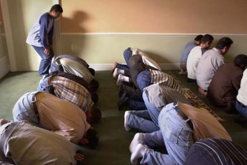 mahasiswa Muslim AS tengah melaksanakan shalat di sebuah ruangan.