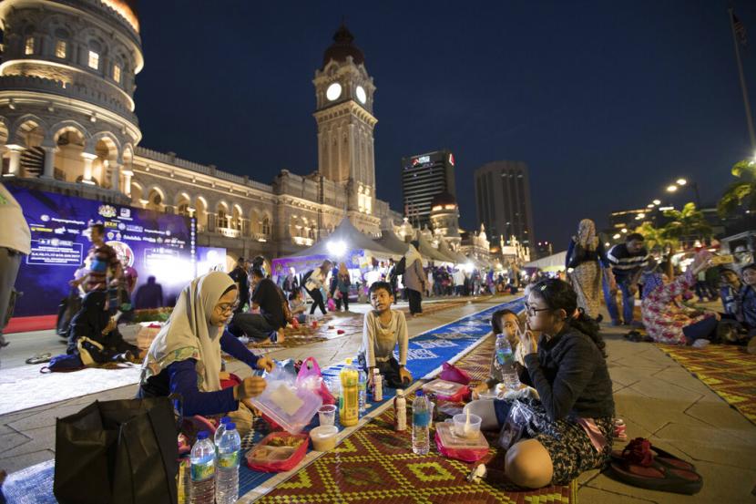 Mahasiswa Muslim Malaysia berbuka puasa Ramadhan di Merdeka Square, Kuala Lumpur, Malaysia, 4 Juni 2017. Ramadhan 2020 berbeda karena virus corona. Umat Muslim tidak bisa lagi berbuka puasa bersama-sama.