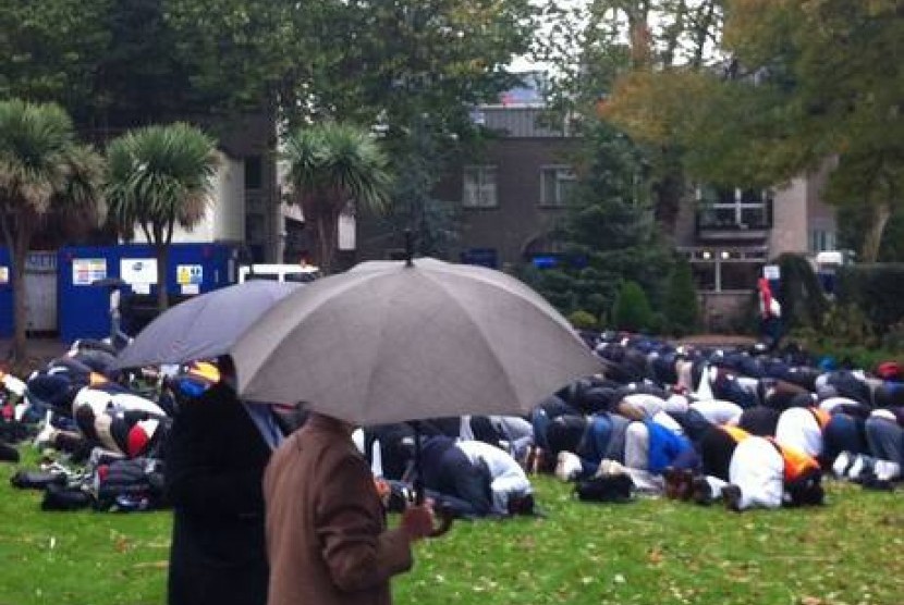 Mahasiswa Muslim Queen Mary University, London, melaksanakan shalat Jumat. 