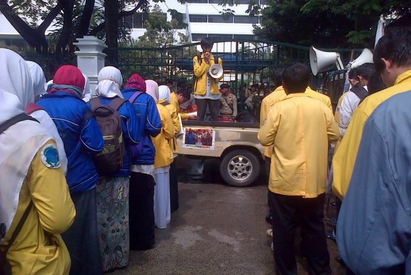 Mahasiswa orasi di depan kantor kementerian luar negeri, Jakarta, mengutuk pembantaian di Mesir