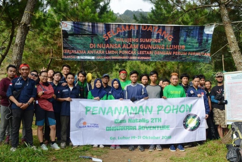 Mahasiswa Pecinta Alam STMIK Nusa Mandiri Jakarta melakukan penanaman pohon di kaki Gunung Luhur, Bogor.