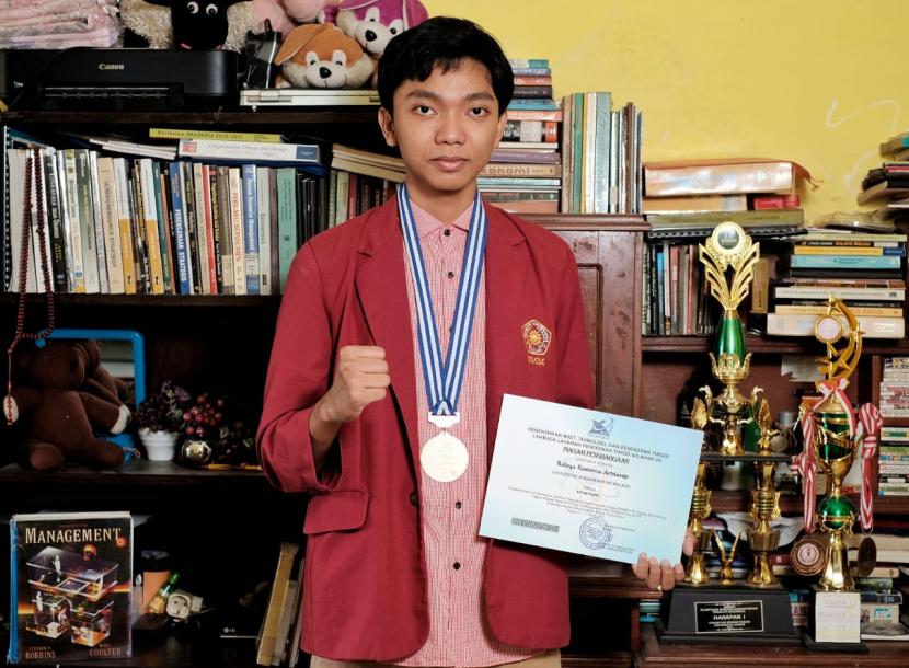 Mahasiswa Pendidikan Dokter, Fakultas Kedokteran (FK) Universitas Muhammadiyah Malang (UMM), Radya Kusuma Ardianto memenangi Kompetisi Nasional Matematika dan Ilmu Pengetahuan Alam (KN MIPA) 2020. 