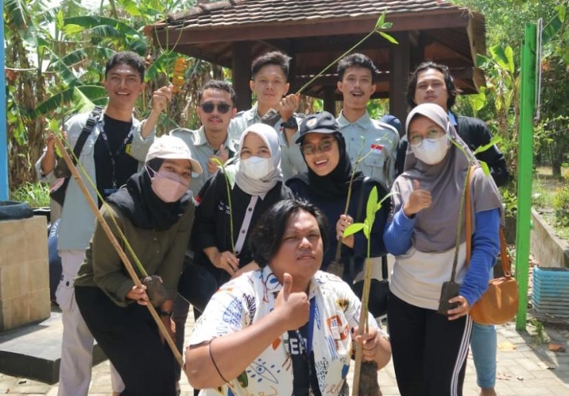 Mahasiswa Pendidikan Geografi Universitas Muhammadiyah Purwokerto (UMP) Banyumas, Jawa Tengah menanam bibit mangrove di pantai Baros, Kabupaten Bantul, Rabu (5/10/22). 