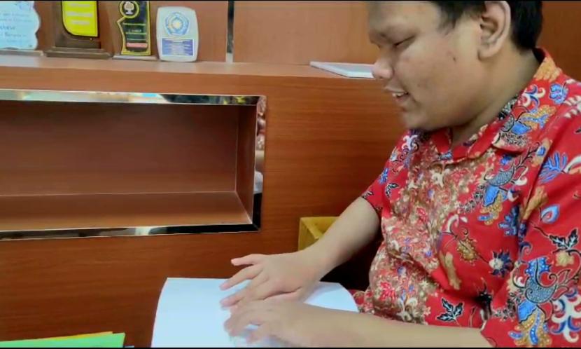   Mahasiswa penyandang disabilitas sensorik netra (tuna netra) di kampus Universitas Islam Negeri (UIN) Salatiga, sedang mengakses tes English Proficiency Examination (EPE) edisi Braille.