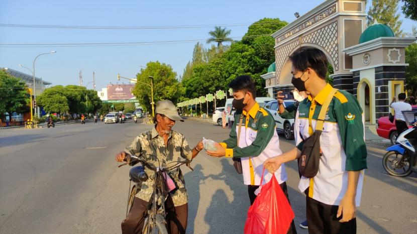 Mahasiswa peserta Beasiswa Cendikia Baznas  (BCB) IAIN Metro Lampung  menggelar kegiatan berbagi takjil pada Ahad(17 /4).  