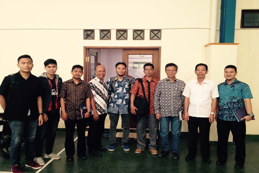 Mahasiswa peserta program Permata mengunjungi penerbit dan prcetakan Arya Duta di Bogor, Jumat (8/1).
