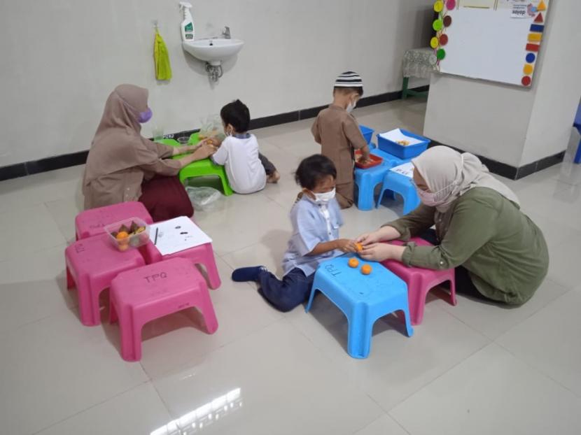 Mahasiswa PG PAUD FKIP Uhamka melaksanakan kegiatan Asistensi Mengajar di  Taman Kanak-Kanak Aisyiyah Bustanul Atfhal (TK ABA) 102 Cakung Jakarta.
