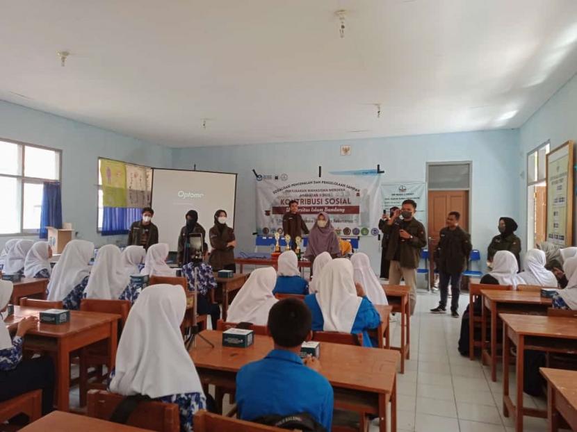 Mahasiswa PMM Unisba Laksanakan Kontribusi Sosial di Ciwidey