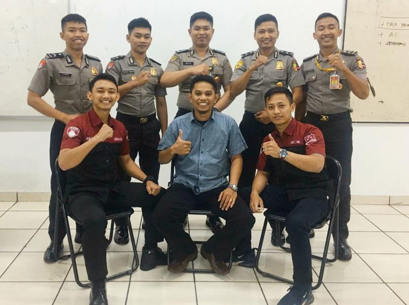 Mahasiswa Polri  di kampus STMIK Nusa Mandiri Warung Jati, Jakarta.