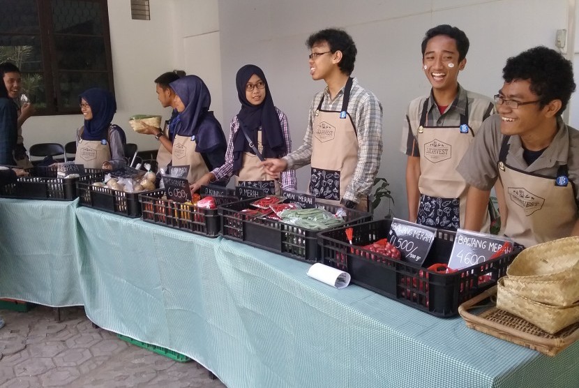 Mahasiswa Prodi Agribisnis Universitas Padjadjaran (Unpad) bersama dengan Bank Indonesia dan P3IB Unpad menyelenggarakan Local Harvest (Locarvest) Market, Ahad (18/10). Locarvest Market yang diselenggarakan di Bale Balantik menyajikan 25 hasil tani lokal d