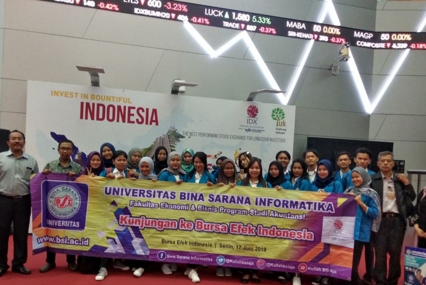 Mahasiswa Prodi Akuntansi UBSI berfoto bersama seusai mengunjungi Bursa Efek Indonesia (BEI) Jakarta.