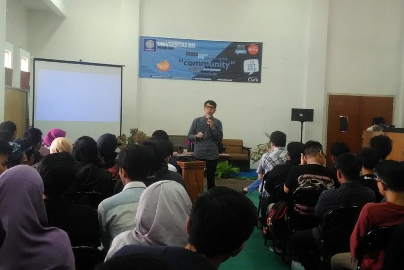 Mahasiswa Prodi Desain Komunikasi Visual Universitas BSI Bandung menghadiri diskusi pagi.