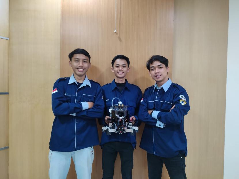 Mahasiswa Prodi Elektro FTS UMP yang menciptakan robot SAR Indonesia.