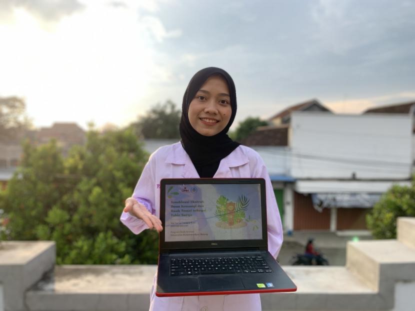 Mahasiswa Prodi Farmasi Fakultas Kesehatan (Fikes) Universitas Muhammadiyah Malang (UMM), Nia Yuniar Fitriana Putri berhasil meraih juara dua esai tingkat nasional dalam kategori herbal kosmetik di ajang Festival Pharmacy yang diadakan oleh Universitas Setia Budi. 