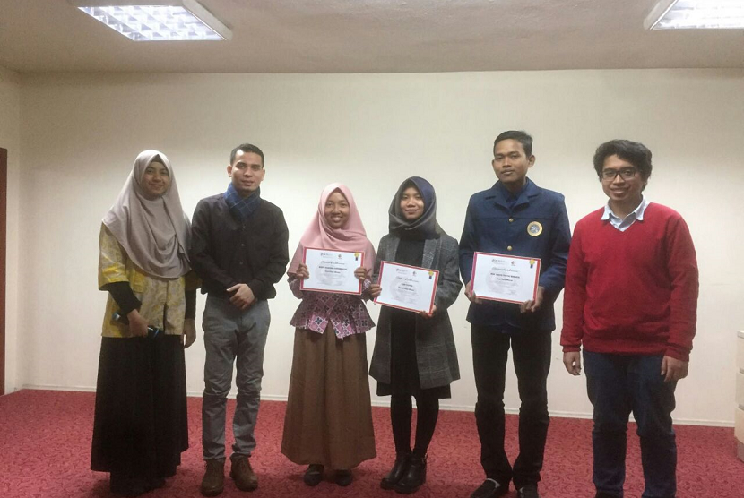 Mahasiswa prodi Fisika, Fakultas Sains dan Teknologi Universitas Airlangga Moh. Wahyu Syafi'ul Mubarok (kedua kanan) mendapat penghargaan setelah meraih juara I dalam ajang olimpiade karya tulis ilmiah dan simposium internasional di Turki.