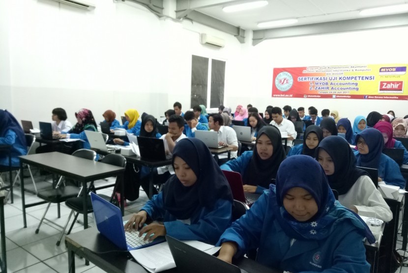 Mahasiswa Prodi KA AMIK BSI Bogor mengikuti Sertifikasi Zahir Accounting. 