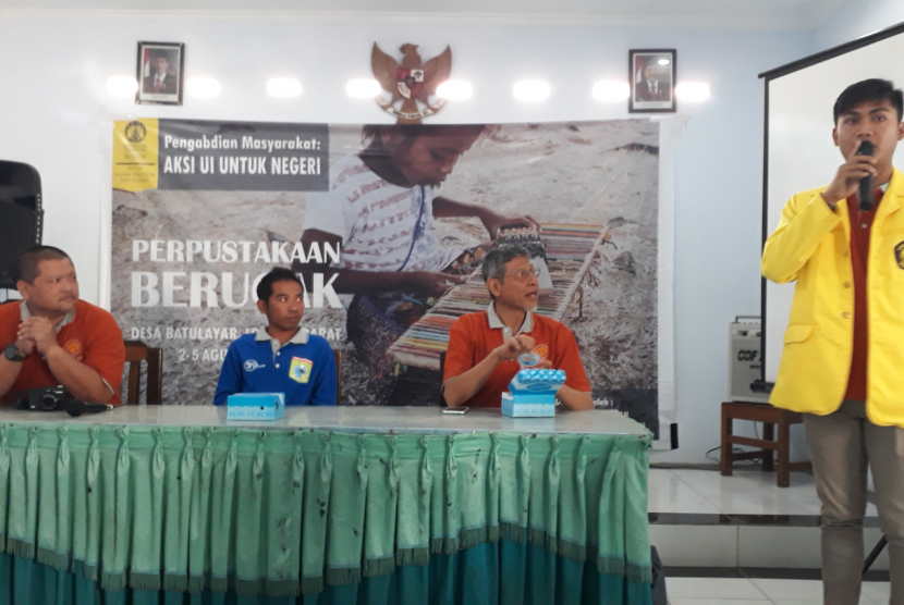 Mahasiswa Prodi KWA SKSG Universitas Indonesia Danar Hafiz memberikan keterangan saat Pembukaan Pengmas KWA UI di Kantor Desa Batulayar, Lombok Barat, NTB, Jumat (2/8).