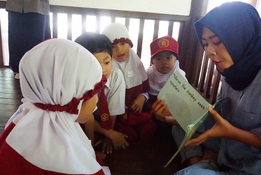 Mahasiswa Prodi Pendidikan Bahasa Inggris UMM membacakan cerita. 