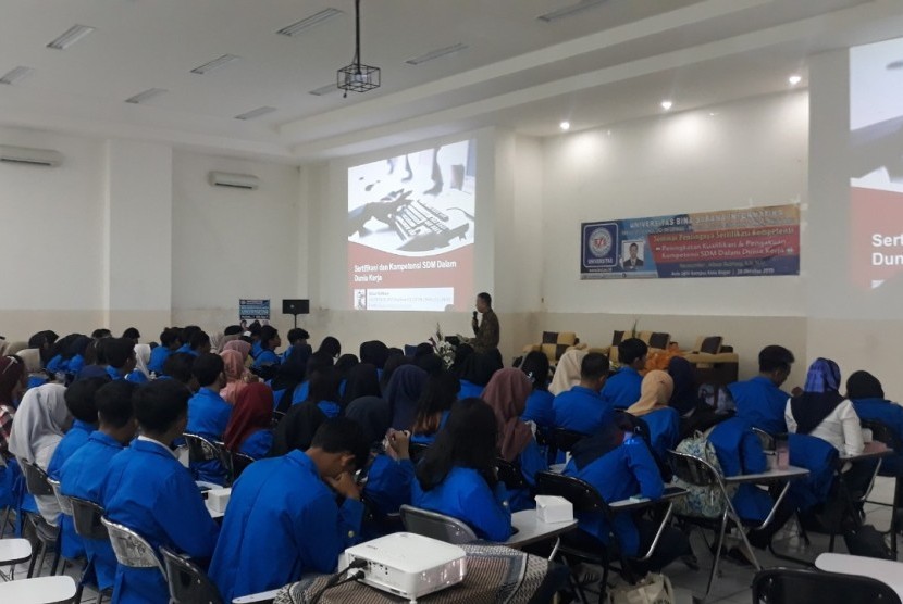 Mahasiswa Prodi SIA UBSI Kampus Bogor saat mengikuti seminar  pentingnya Sertifikasi Kompetensi dengan tema ‘Peningkatan Kualifikasi & Pengakuan Kompetensi SDM Dalam Dunia Kerja’ di Fakultas Teknologi Informasi (FTI) UBSI Bogor, Senin (28/10) lalu.