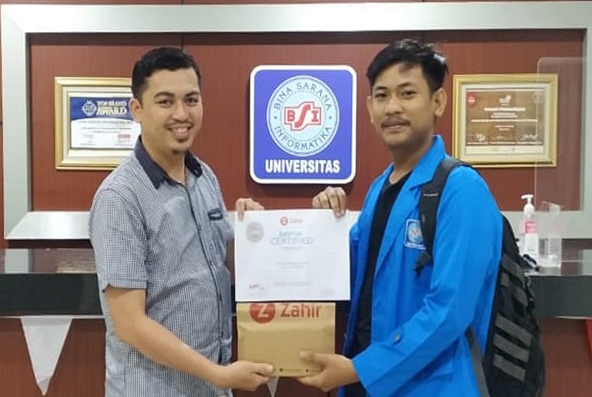 Mahasiswa Prodi Sistem Informasi Akuntansi Universitas BSI Kampus  Pontianak, Nanta Previantara Putra, menerima penghargaan tertinggi dengan predikat nilai tertinggi dalam sertifikasi Zahir Accounting 2023. 