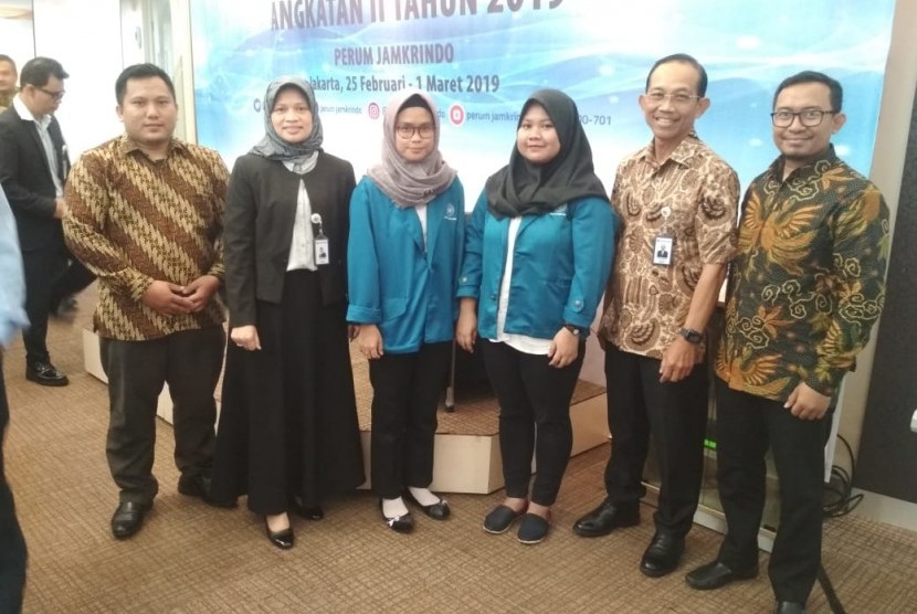 Mahasiswa Prodi Sistem Informasi (SI)  UBSI, pendamping dan perwakilan dari Perum Jamkrindo saat sesi foto bersama.