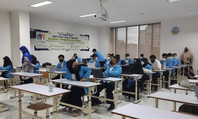 Mahasiswa Prodi Sistem Informasi Universitas Nusa Mandiri (UNM) kampus Margonda, Depok mengadakan uji sertifikasi kompetensi (serkom) programmer, Sabtu (5/2).