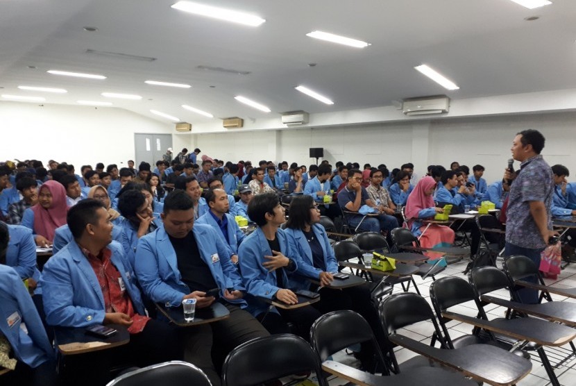 Mahasiswa Prodi TI STMIK Nusa Mandiri antusias mengikuti seminar digital forensic.