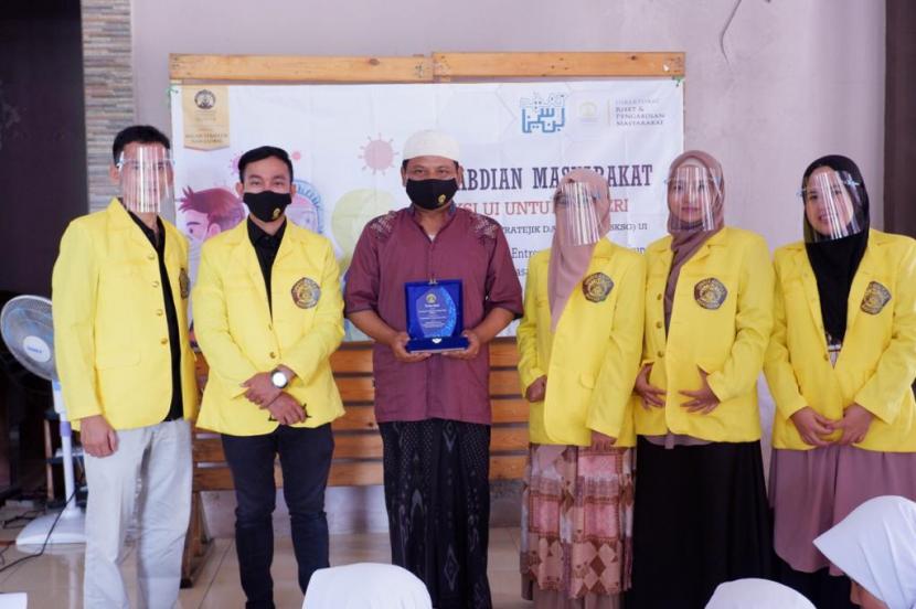 Mahasiswa Program Studi Kajian Wilayah Timur Tengah dan Isam (KTTI) UI menggelar Pengabdian Masyarakat (Pengmas) di Pondok Pesantren Ibnu Sina, Pamijahan, Bogor, Jawa Barat.