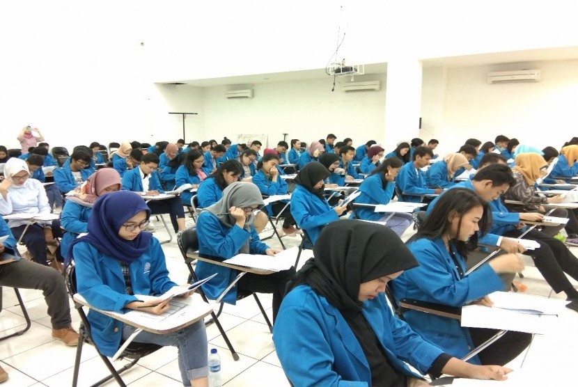 Mahasiswa Program Studi Kehumasan UBSI mengikuti test TOEFL.