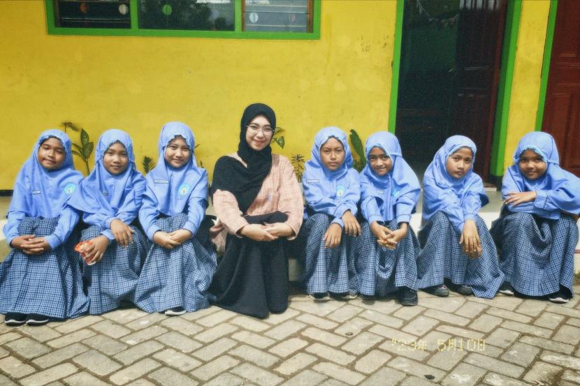 Mahasiswa Program Studi Pendidikan Guru Sekolah Dasar (PGSD) Universitas Muhammadiyah Malang (UMM), Amira Syafana, termasuk mahasiswa berprestasi karena mendirikan program pendidikan.