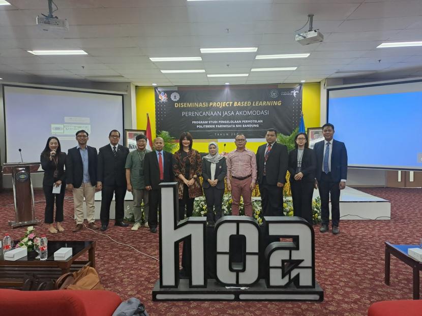 Mahasiswa Program Studi Pengelolaan Perhotelan (PPH) Poltekpar NHI Bandung mempresentasikan karya tulis ilmiah berupa Studi Kelayakan (Feasibility Study) usaha akomodasi di Subang.