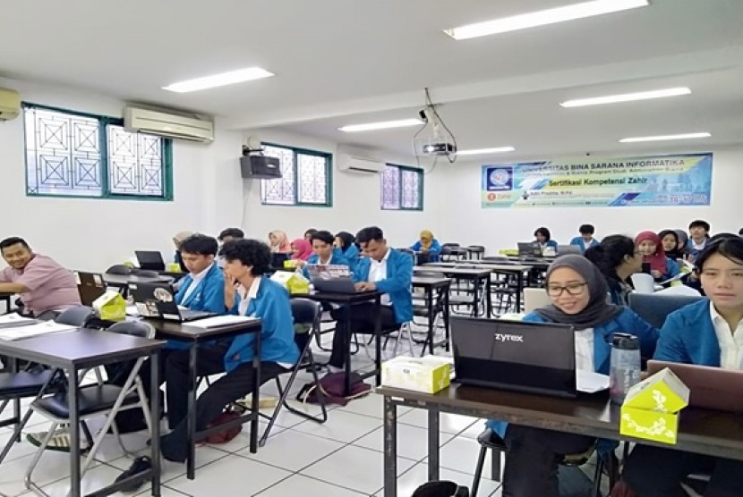 Mahasiswa Program Studi (Prodi) Administrasi Bisnis Universitas Bina Sarana Informatika (UBSI) Kampus Jatiwaringin saat mengikuti Training dan Sertifikasi Kompetensi Zahir.