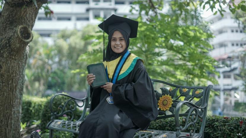 Mahasiswa Program Studi (Prodi) Bahasa Inggris Universitas Muhammadiyah Malang (UMM), Anna Ashry Savirah sukses dinobatkan sebagai wisudawan terbaik. Hal ini bisa dicapai berkat prestasi akademis dan nonakademisnya. 