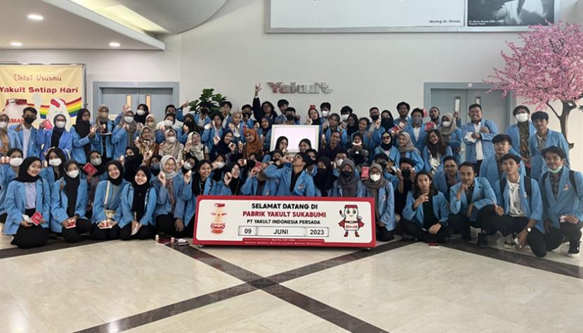 Mahasiswa Program Studi (prodi) Bisnis Digital Universitas Nusa Mandiri (UNM) beserta dosen pendamping, mengunjungi PT Yakult Indonesia Persada.