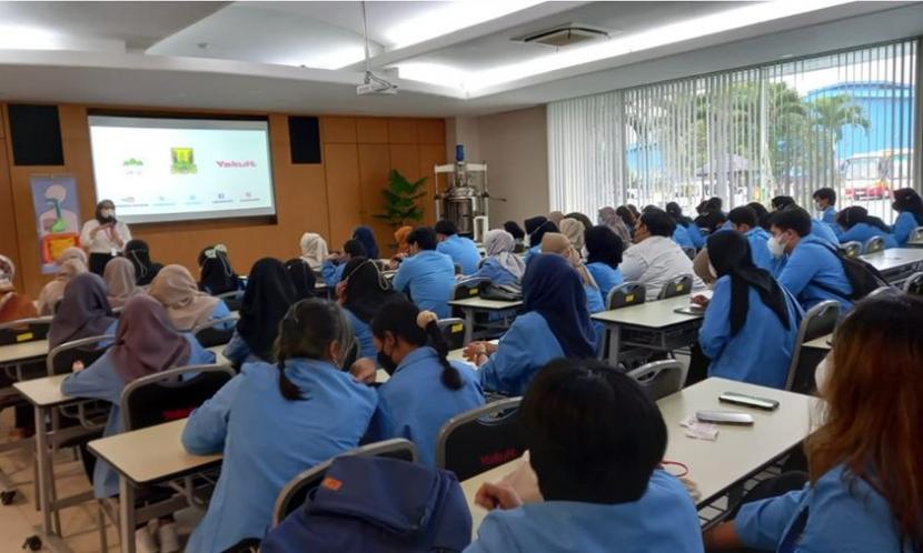 Mahasiswa Program Studi (prodi) Manajemen Universitas Nusa Mandiri (UNM), mendapatkan kesempatan untuk mengikuti kunjungan studi ke PT Yakult Indonesia.