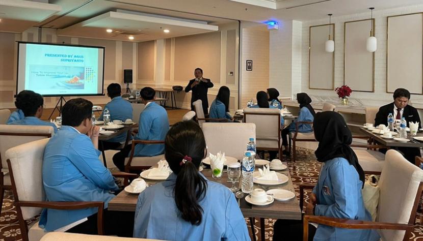 Mahasiswa program studi (prodi) Perhotelan Kampus Digital Bisnis Universitas Nusa Mandiri (UNM) mengikuti kegiatan table manner di Hotel Maxone Glodok, Selasa (23/5/2023).