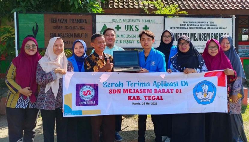 Mahasiswa Program Studi (Prodi) Sistem Informasi, Kampus Digital Kreatif Universitas BSI (Bina Sarana Informatika) kampus Tegal, sukses melakukan hibah aplikasi Sistem Informasi Pendaftaran Siswa Baru di SDN Mejasem Barat 01, Selasa (6/6/2023). 