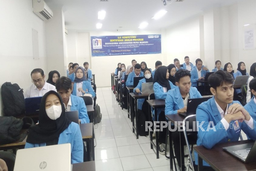 Mahasiswa Program Studi (prodi) Sistem Informasi (SI) Universitas Nusa Mandiri (UNM) mengikuti Uji Sertifikasi Kompetensi berlisensi Badan Nasional Sertifikasi Profesi (BNSP).