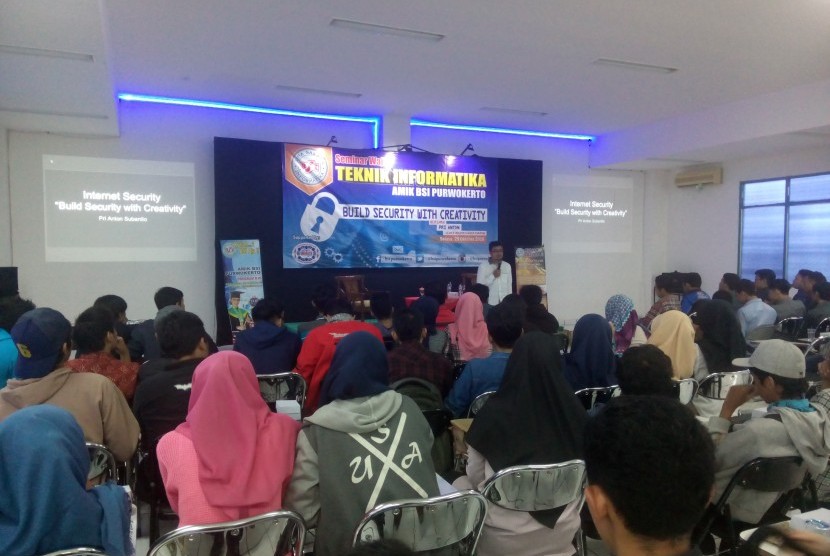 Mahasiswa program studi Teknik Informatika BSI Purwokerto mengikuti workshop internet security.