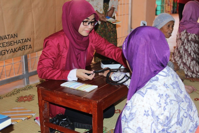  Mahasiswa PSIK UMY sedang melakukan pengecekan tekanan darah kepada salah satu pedagang Pasar Bantul.
