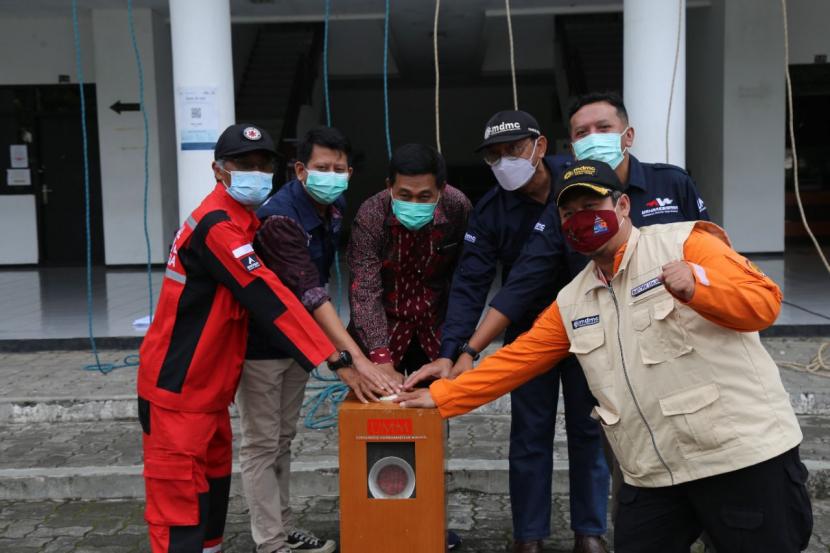 Mahasiswa Relawan Siaga Bencana (Maharesigana) bekerja sama dengan Vertical Rescue Indonesia melaksanakan peringatan Hari Kesiapsiagaan Bencana (HKB) dengan melakukan simulasi penyelamatan ketika terjadi bencana. Dok. Humas UMM
