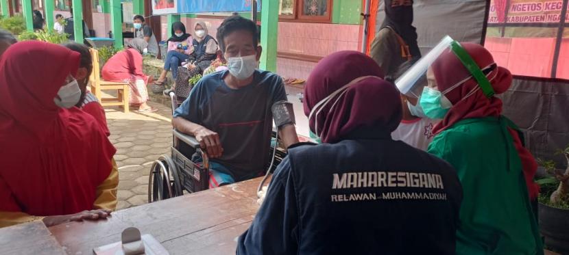 Mahasiswa Relawan Siaga Bencana (Maharesigana) Universitas Muhammadiyah Malang (UMM) memberikan bantuan kepada pengungsi bencana longsor dan banjir di Dusun Selopuro, Desa Ngetos, Kecamatan Ngetos, Kabupaten Nganjuk. 