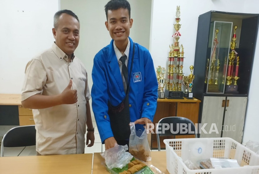 Mahasiswa UBSI Kampus Fatmawati Rio Luki Nugraha bertekad meraih impian di bidang IT sambil berdagang tahu.