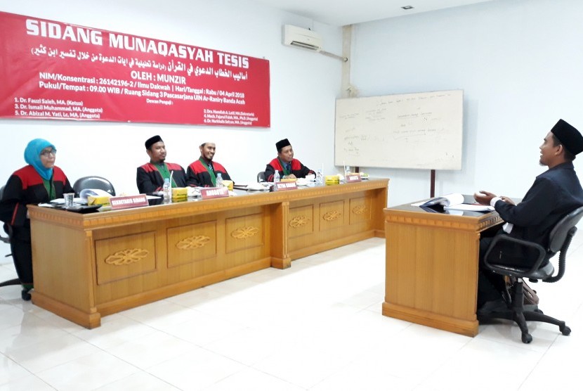 Mahasiswa S2 Ilmu Dakwah UIN Ar-Raniry, Banda Aceh,  melaksanakan sidang tesis dalam bahasa Arab, Rabu (4/4).