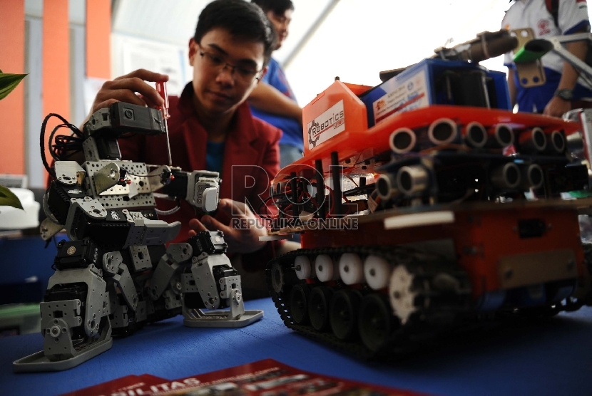  Mahasiswa sedang mempersiapakan robot dalam pameran Hakteknas 2015 di Senayan, Jakarta, Jumat (7/8).